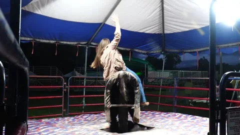 Riding a mechanical bull Vídeos de archivo 317927166