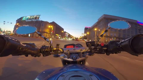 Riding a motorcycle in a city Video stock 46702967