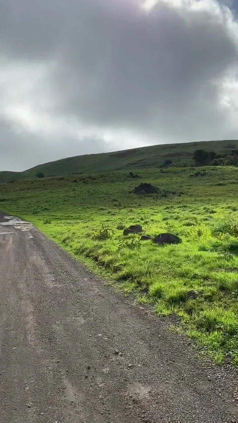 Riding on a road in Easter Island Vídeos de archivo 342837492