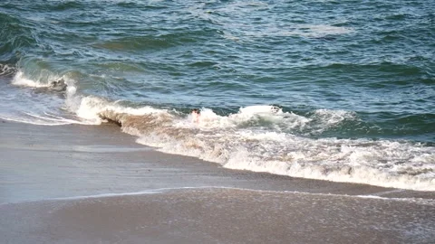 Riding a skimboard Vídeos de archivo 311609213