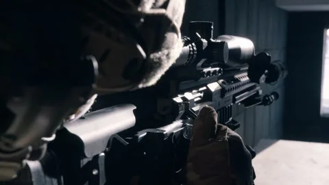 Rifleman's reloading his automatic rifle Видео 297858158