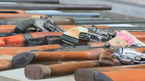 Rifles and guns on table 库存影片 33280292