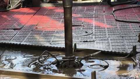 Rig crew perform pulling of of hole drill string with oil based mud 库存影片 342082020