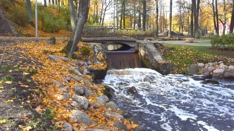 Riga. Waterfall on the river under the bridge 库存影片 102490874