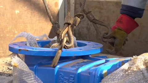 Rigger high risk worker wearing heavy duty CS5 hand protection glove, doing Stock Footage 170672627