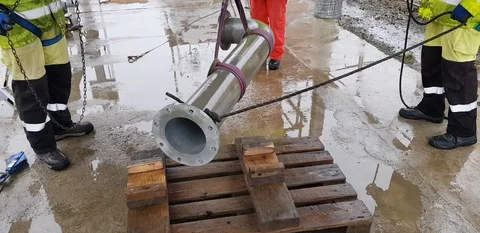 Riggers move the pipe using two chain blocks 動画素材 128932566