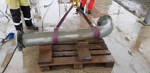 Riggers move the pipe using two chain blocks 動画素材 128932567