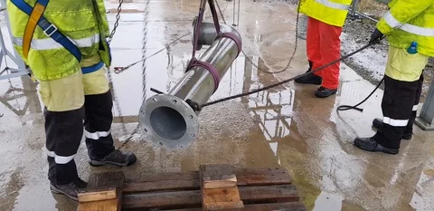 Riggers move the pipe using two chain blocks 動画素材 128932573