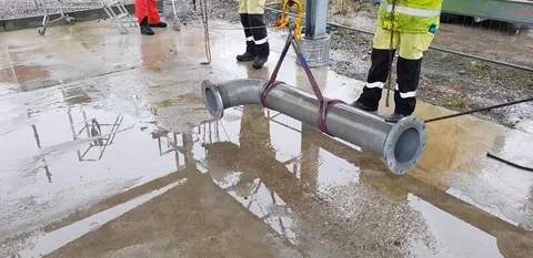 Riggers move the pipe using two chain blocks 動画素材 128932588