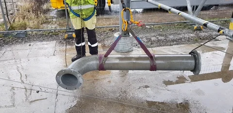 Riggers move the pipe using two chain blocks 動画素材 128932608