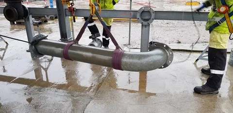 Riggers move the pipe using two chain blocks 動画素材 128932616