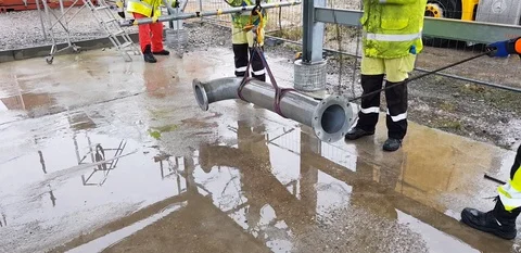 Riggers move the pipe using two chain blocks 動画素材 128932625