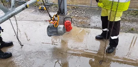 Riggers move the pipe using two chain blocks 動画素材 128932647