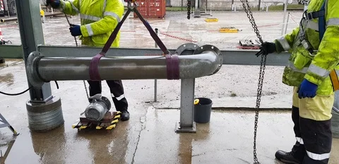 Riggers move the pipe using two chain blocks 動画素材 128932648