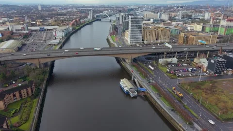 Right Angle Aerial Drift Across River Clyde Toward Kingston Bridge Vídeos de archivo 328788440