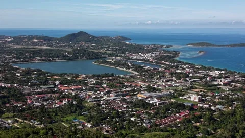 Right to Left Drone Pan Over Koh Samui Coast and Lagoons Vidéo 337345270