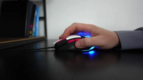 Right to left movement with a computer mouse. Vídeo Stock 303216247