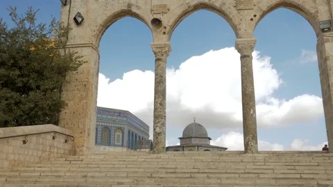 Right to Left Movement of the Dome of the Rock 動画素材 82676131