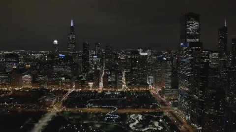 Right to left pan of cityscape of chicago skyline Video stock 199814616