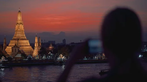Right to left pan real time establishing shot of Wat Arun, a Buddhist temple in Stock Footage 129572523