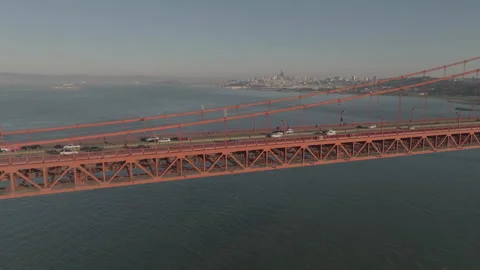 Right to left tracking following San Francisco bridge lengthwise Vídeos de archivo 336793053