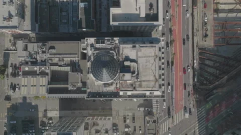 Right to left tracking top-down view of San Francisco streets Vídeos de archivo 336793238