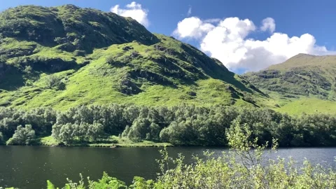 Right to left video pan of scottish loch and mountains 動画素材 282954280
