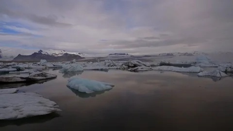 Right to Left view of a glacial lagoon in Iceland with icebergs floating 스톡 동영상 94898213