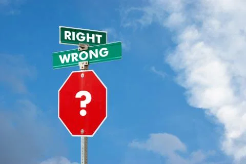 Right or wrong  concept with signpost against blue sky background Illustrazione stock