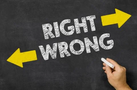 Right or Wrong written on a blackboard 库存照片