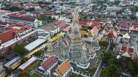 Right Orbit Around Wat Arun Temple Bangkok Stock-Footage 332573328