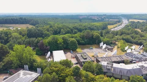 Right Pan Aerial Shot Over Southampton Science Park and Sky Chilworth Satellite 库存影片 340603642