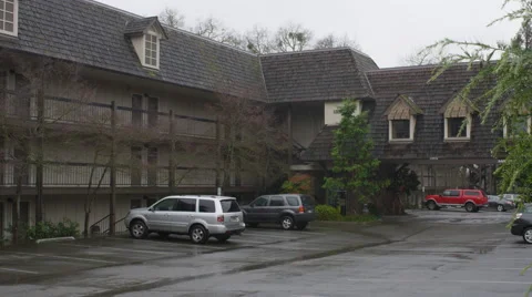 Right pan over the lobby portico of an inn in Grants Pass, Oregon Stock Footage 59309614