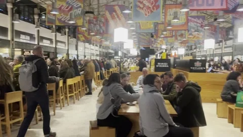 Right panning shoot of Time Out Market Food Court in Lisbon, Portugal. Vidéo 331780054
