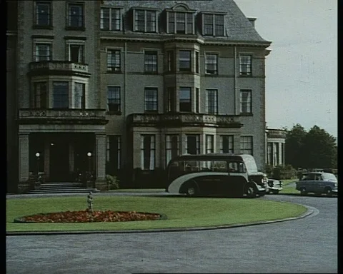 Right before return home, elderly couple meets their niece in a hotel, UK 1959 Vídeo Stock 133273012