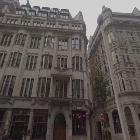 Right Side View Of A Driving Plate Car Travels In Central London Vidéo 69497110