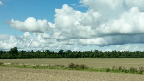 Right side view driving plate of empty agriculture field under dramatic clouds, Vidéo 345844368