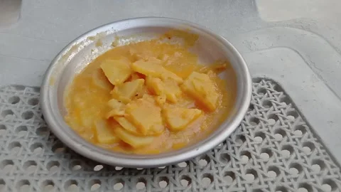 Right side view of potato curry on stainless steel plate Vidéo 347991202