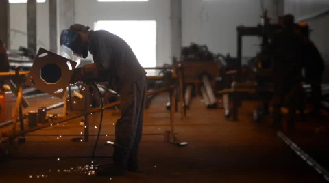 Right side view. Welding Engineer weld a full-length pad workpiece metal. Lot of Vidéo 57513603