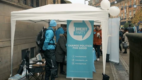 Right wing Brexit Party stall hands out leaflets to public in Sheffield, UK Video stock 120633914