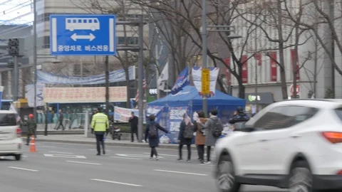 Right wing protestors marching at Gwangwhamun Stock Footage 115523892