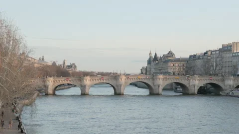 Rightward camera pan along the Seine River from Pont des Arts 스톡 동영상 323912390