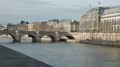 Rightward camera pan from Pont Neuf toward La Samaritaine at sunset 스톡 동영상 323912796