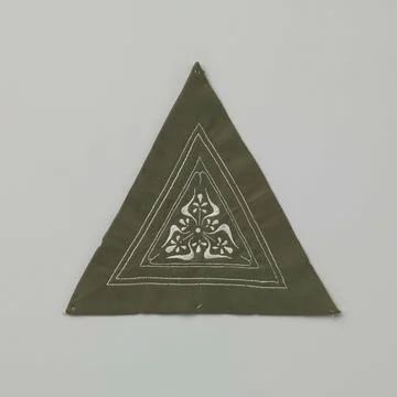 Rijksmuseum, 16th-20th ct, Triangular handicraft with embroidery. Handicraft Fotos de archivo
