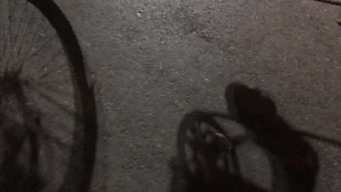 A rikshaw puller in varanasi 스톡 동영상 133585936