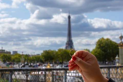 Ring against the background of the PARIS EIFEL TOWER 库存照片