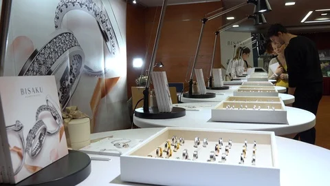 Ring boxes on tables in a jewelry store Video stock 87977248