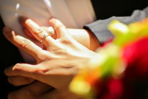 Ring of bride holding hands and flowers Foto stock