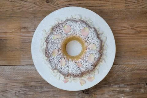 Ring cake with icing sugar and flowers Fotos de archivo