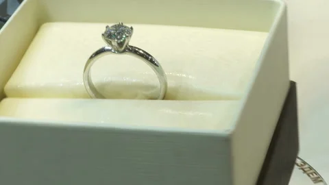 Ring with a diamond in a box rotates Video stock 140049134